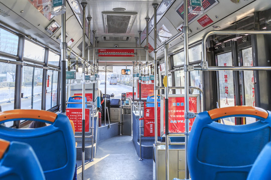 公交車廂內(nèi)景