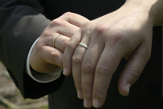 帶結(jié)婚戒指的手