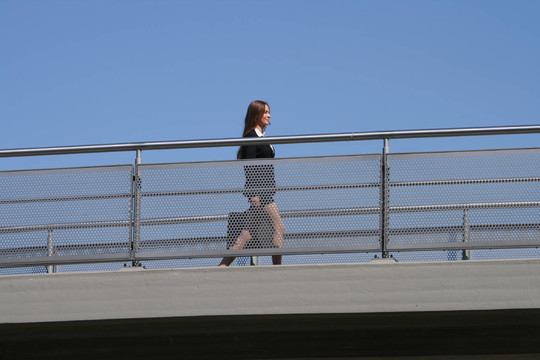 女商人在橋