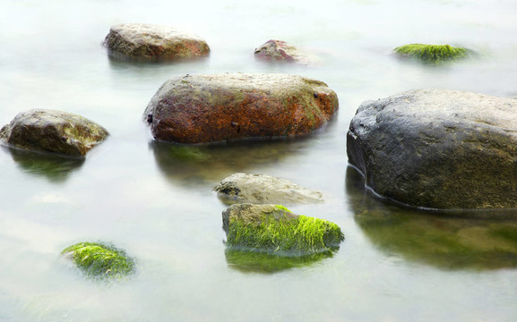 海上彩色石頭