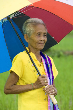 帶傘的老婦人
