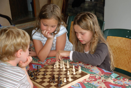 孩子們下棋