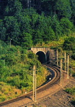 鐵路鐵軌山洞