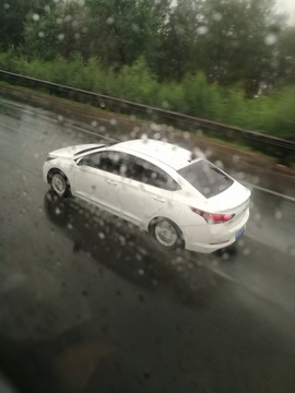 雨中汽車