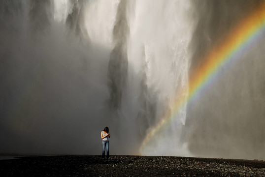 女孩在skogafoss