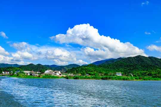 湖泊 青山 綠樹 藍(lán)天白云