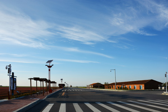 紅海灘風(fēng)景區(qū)寬闊的公路