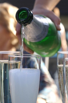 香檳酒和蘇打水？