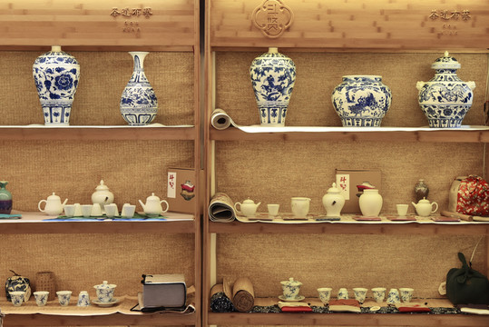 展柜上的茶具與瓷器
