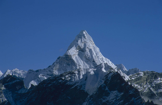 阿瑪達(dá)布拉姆峰6856m