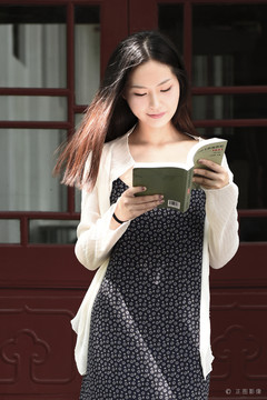 正在看書(shū)的美女大學(xué)生