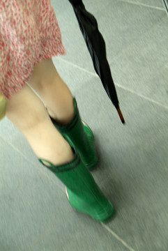 穿雨鞋的女人