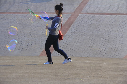 美女吹泡泡