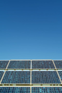 藍天上的太陽能電池板