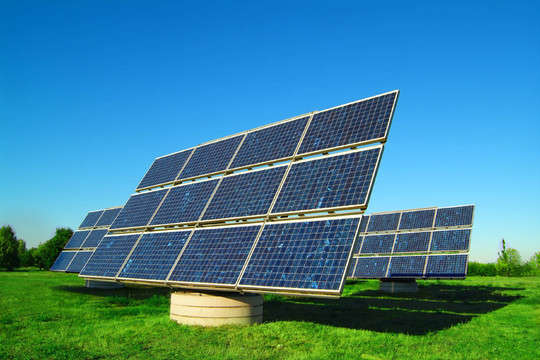 綠地上的太陽能發(fā)電廠