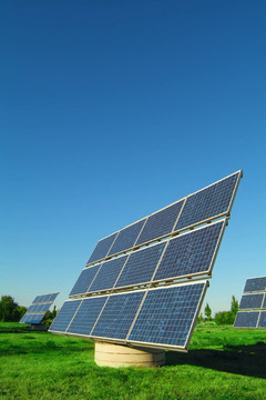 綠地上的太陽能發(fā)電廠