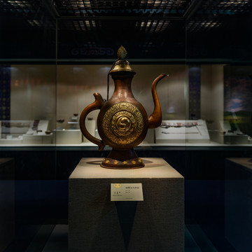 銅鎏金大執(zhí)壺
