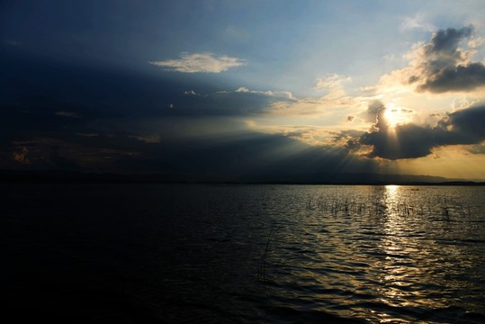 夕照草海