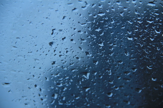 雨珠打在玻璃上