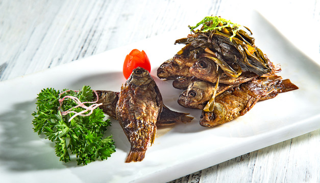 蔥烤河鯽魚