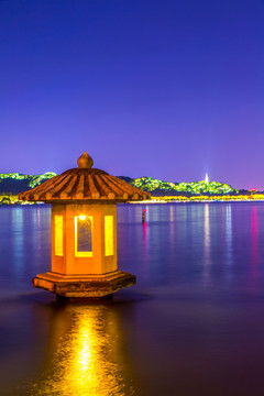 西湖夜景 石燈