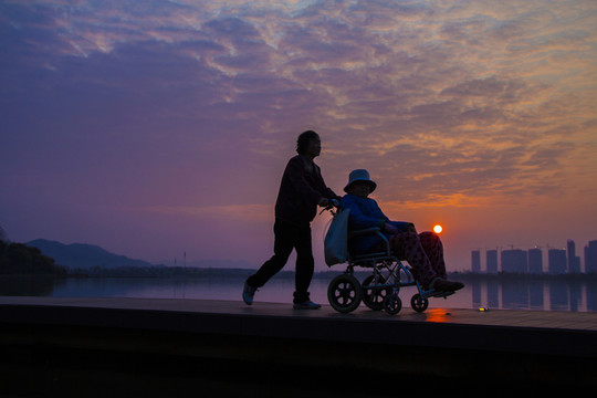推車陪護(hù)老人散步