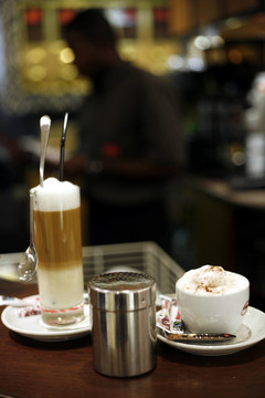 拿鐵咖啡和CAPUCINO