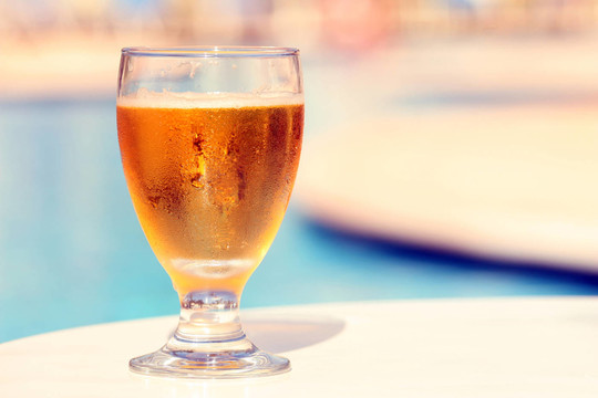 桌上的啤酒杯