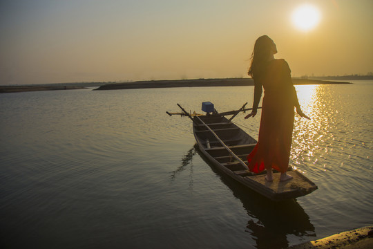 夕陽(yáng)下的美女剪影