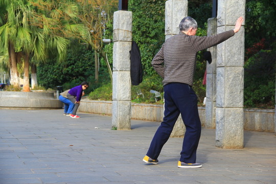 老人打太極