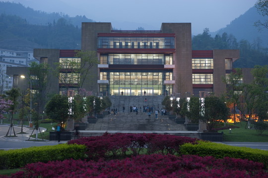 阿壩師范學(xué)院圖書館夜景