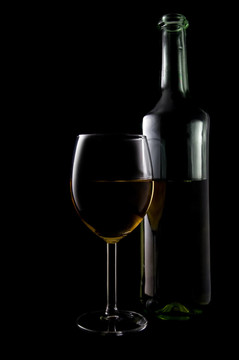 酒瓶白葡萄酒杯