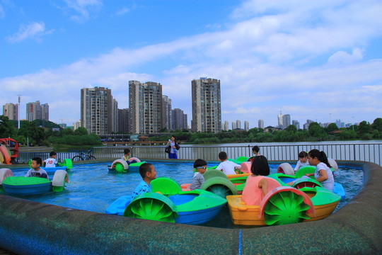 兒童游樂場(chǎng)