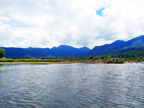 云南洱海藍山藍水
