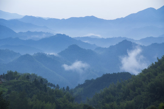 大雨后山區(qū)起霧