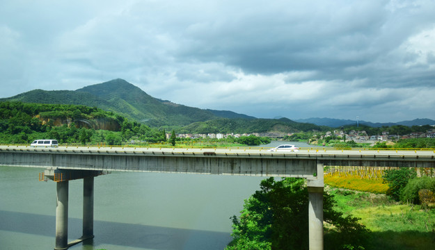 遠(yuǎn)山河流與橋梁景觀