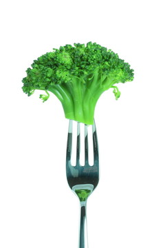 在白色背景上的叉子上的花椰菜