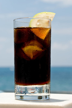 ？海灘上的一杯可樂