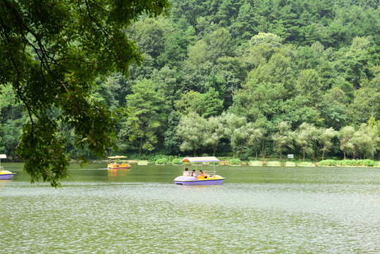 黔靈山公園 湖面游船