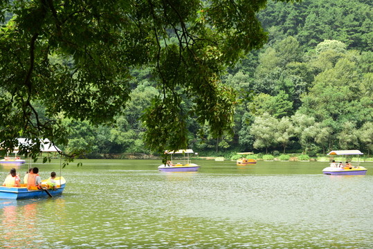 黔靈山公園 湖面游船