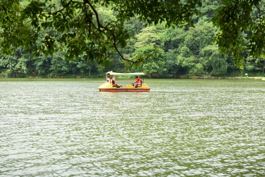 黔靈山公園 湖面游船