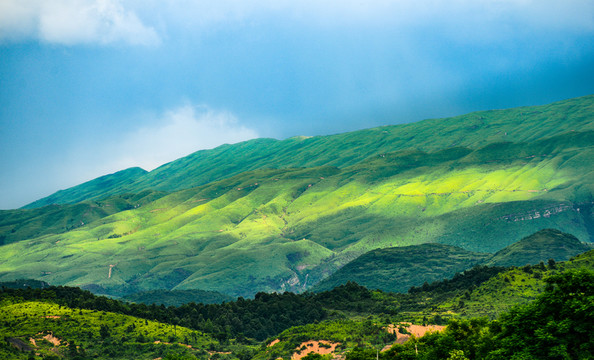 陽光綠野山坡