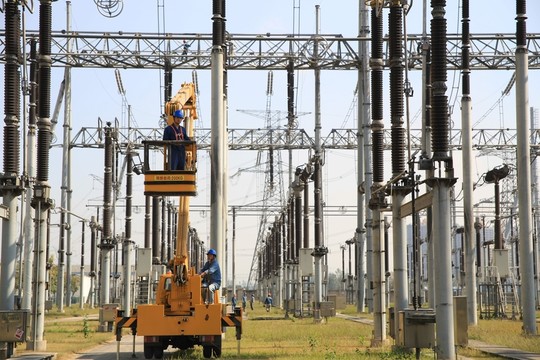 在電廠升壓站工作的工人