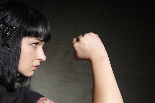 女人握緊拳頭