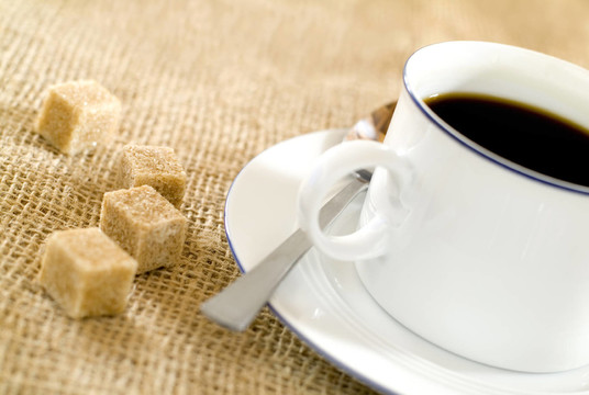 咖啡杯歪斜