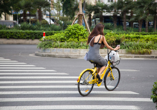 騎共享單車的美女