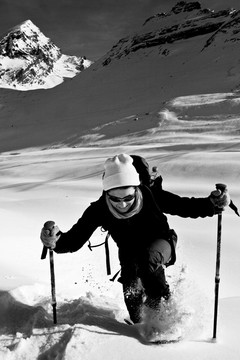 登山者在雪中
