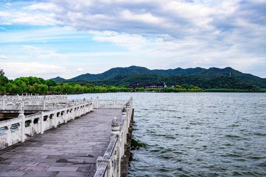 湖邊棧道