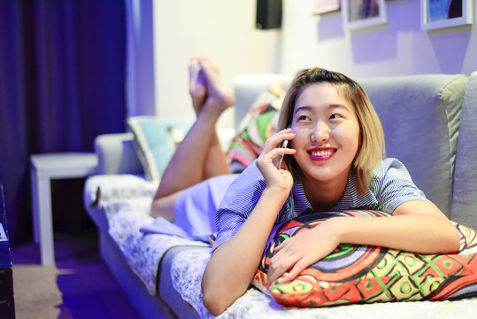 正在打電話的居家女孩