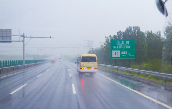 暴雨中行駛在高速公路上